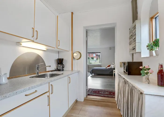 Feriehus 8 Bedroom Amazing In Allinge-Sandvig
